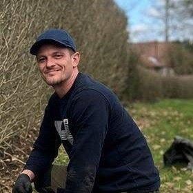 Bojan Pasajlic, indehaver af BP GreenGarden, i gang med havearbejde