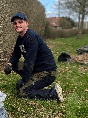 Bojan Pasajlic, indehaver af BP GreenGarden, i gang med havearbejde