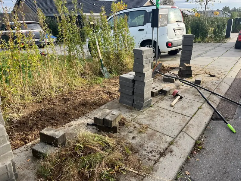 Før: Ny belægning ved indkørsel